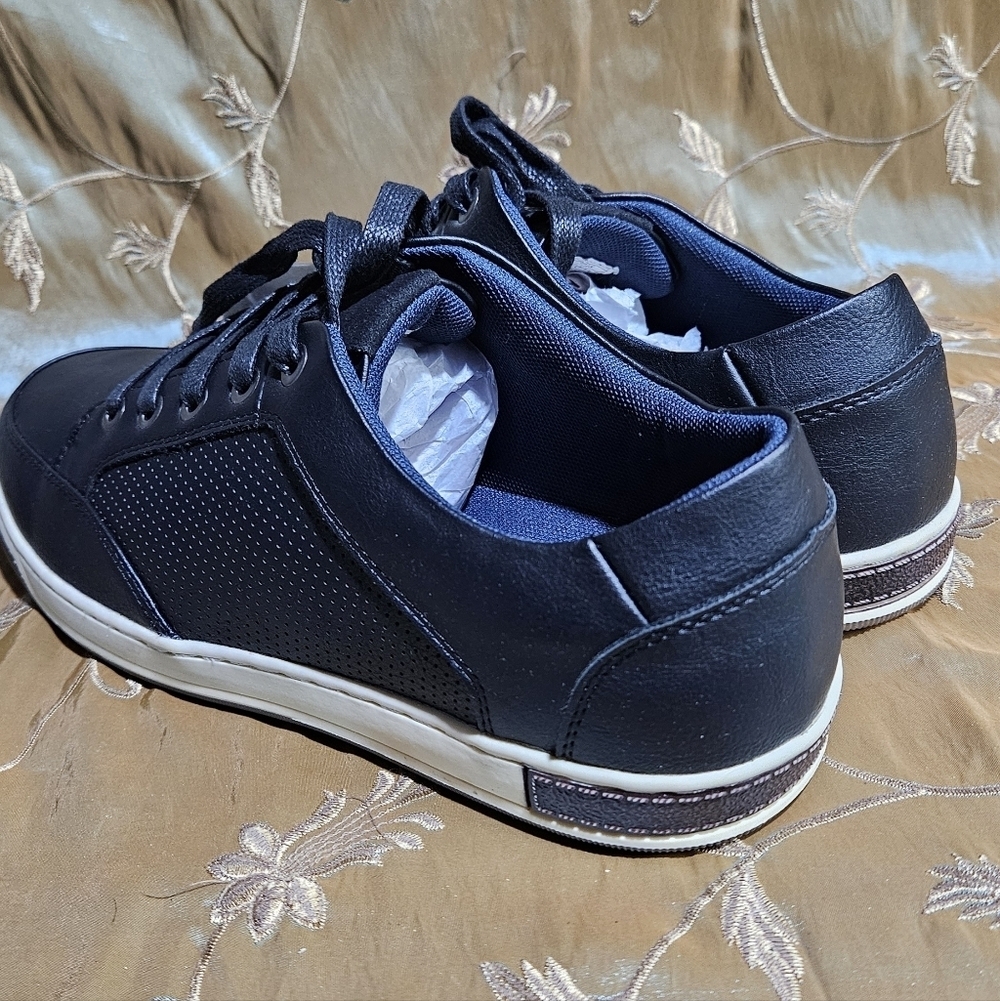 Men's Black Leather Casual Sneakers - Picture 14 of 17